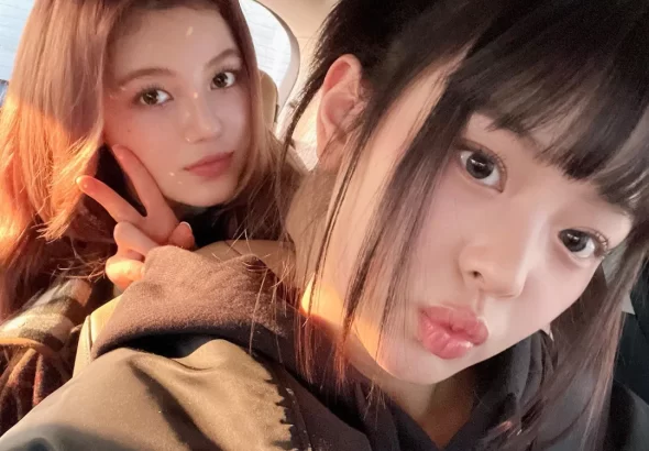 230506 hanni danielle phoning photos update v0 f5fsb4iyf6ya1