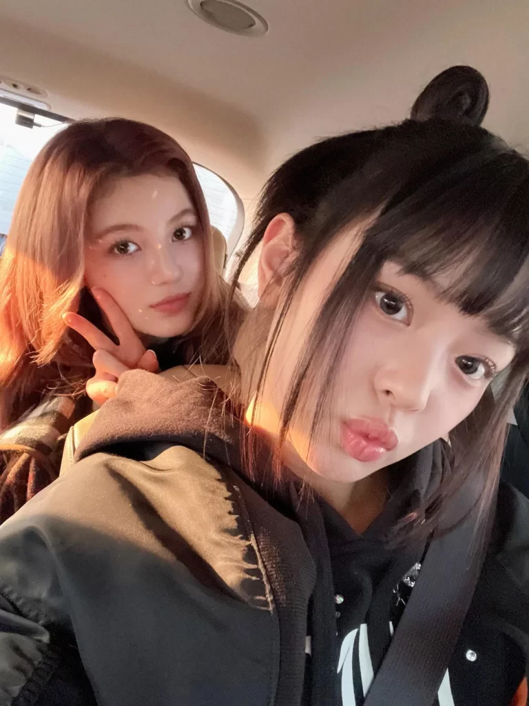 230506 hanni danielle phoning photos update v0 f5fsb4iyf6ya1