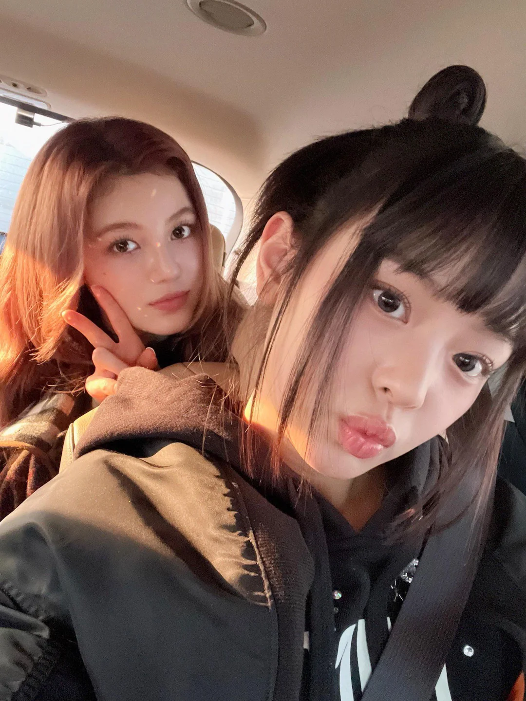 230506 hanni danielle phoning photos update v0 f5fsb4iyf6ya1